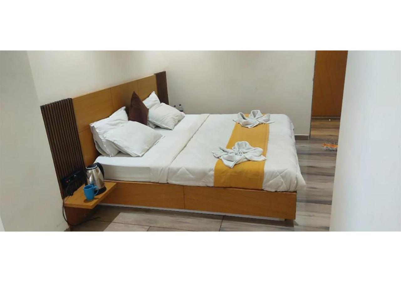 Shree Murlidhar Guest House Сурат Экстерьер фото
