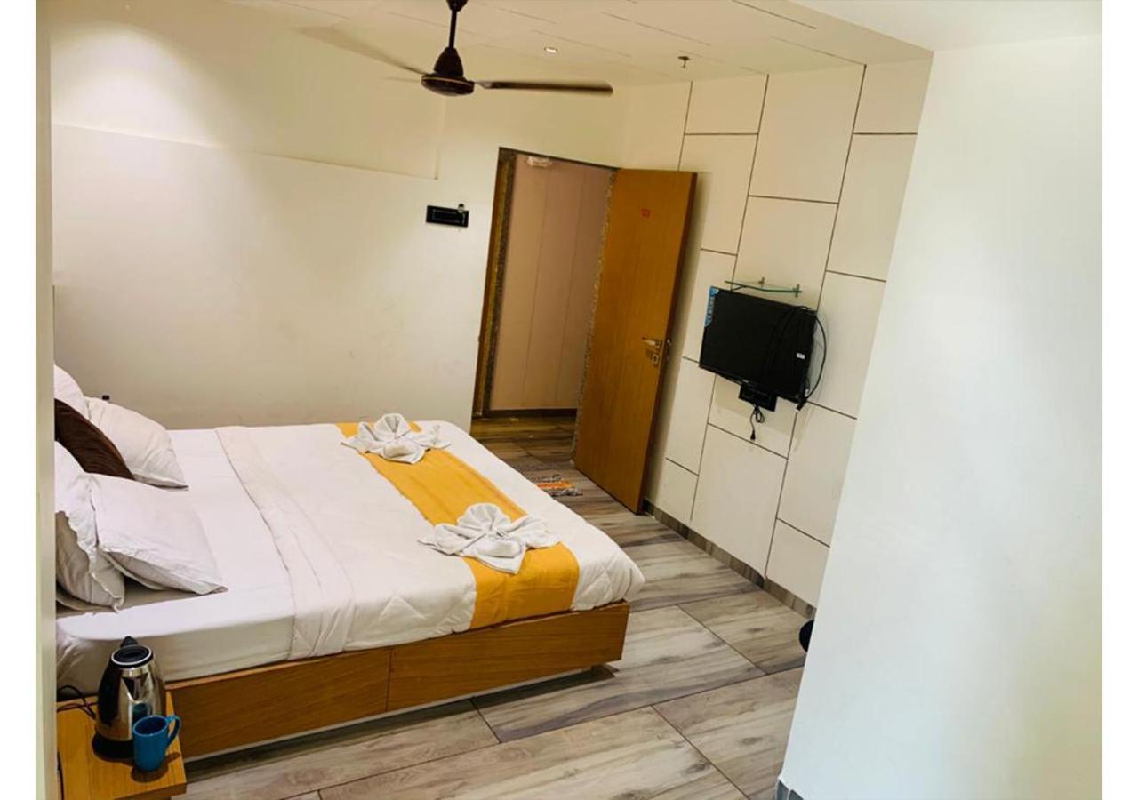 Shree Murlidhar Guest House Сурат Экстерьер фото